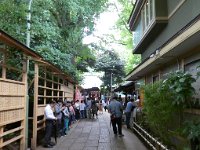 参道 御朱印待ちの人が多い