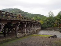 宇治橋 右側は木々を引き上がる場所だそう