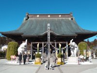本堂 左右に吉ゾウくんと結愛ちゃん