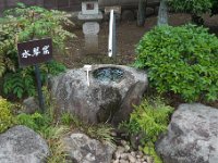 水琴窟 ひしゃくで手前の石に水をかけるといい音が聞こえます